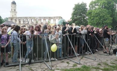 Publiczność bawi się podczas koncertu.