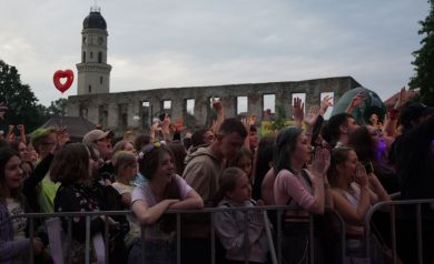 Publiczność śpiewa razem z artystą.