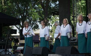 Zespół śpiewaków Viva La Musica przygotowuje się do występu.