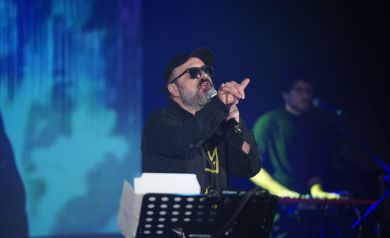 Na scenie śpiewający aktor podczas spektaklu muzycznego