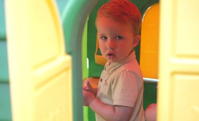 Chłopiec w wnętrzu jednej z atrakcji.