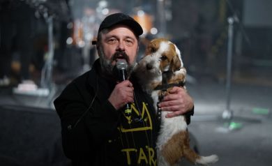 Arkadiusz Jakubik ze swoim pupilem - psem Bazylim 