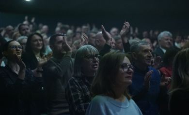 Ujęcie na bawiącą się i żywo reagującą publiczność podczas spektaklu