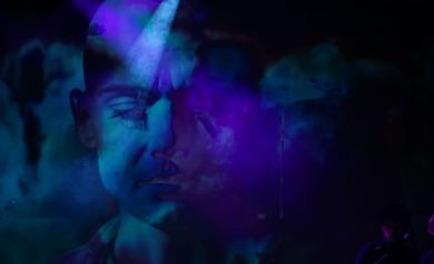 Zbliżenie na ekran z grafiką performatywną spektaklu