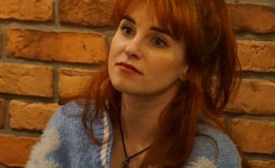 Kobieta oglądająca z zaciekawieniem obrazy