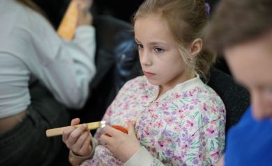 Dziewczynka w trakcie tworzenia kroszonki