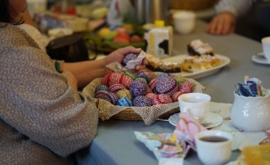 Pełny koszyk kolorowych kroszonek o różnych rozmiarach. 