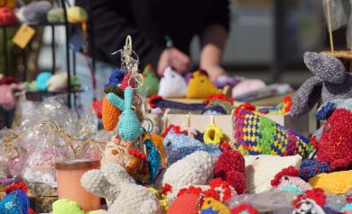 Kolorowy stół, pełen wielkanocnych ozdób ręcznie robionych .