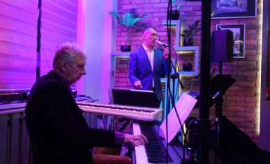 Na scenie Janusz Szrom oraz Marek Stefankiewicz podczas X- JUBILEUSZOWEJ EDYCJI STRZELECKICH OGRODÓW JAZZOWYCH 