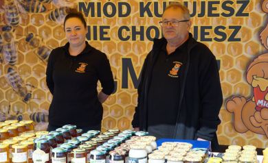 Sprzedawcy prezentują miody z własnej pasieki. 