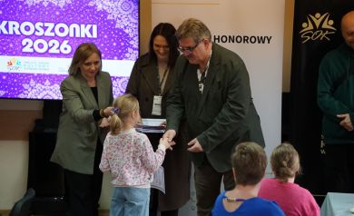 Dwie Panie i jeden Pan gratulujący małej dziewczynce