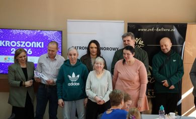 Grupa ludzi składająca się z czterech Pań oraz czterech Panów