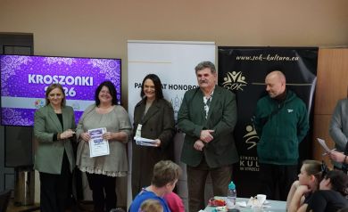 Trzy Panie, z czego jedna otrzymała od nich dyplom. Dwaj Panowie stojący po prawej. 