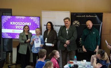 Trzy Panie stojące po lewej, Pani pośrodku w niebieskiej koszuli z dyplomem. Po prawej dwa Panowie