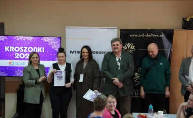 Trzy Panie z lewej strony, jedna z nich otrzymała właśnie dyplom. Po prawej dwaj Panowie. 