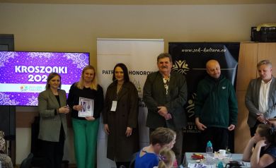 Trzy Panie po lewej, jedna z nich właśnie otrzymała dyplom. Po prawej trzej Panowie. 