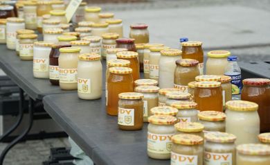 Stół pełen miodów. 