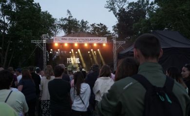 Przytulająca się para ogląda koncert.