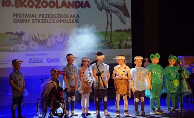 przedszkolaki przebrane za bociany występują na scenie