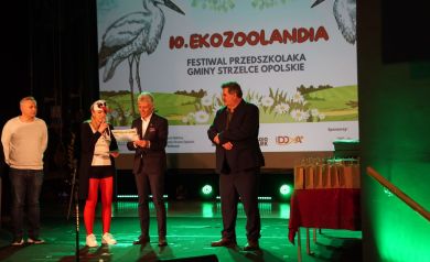 wręczenie nagrody przedszkolakom przez burmistrza Strzelec Opolskich Jana Wróblewskiego