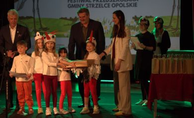 wręczenie nagrody wygranej grupie przedszkolaków przez burmistrza Strzelec Opolskich