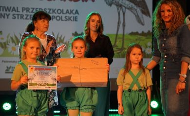 rozdanie nagród dla wygranej grupy przedszkolaków