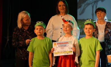 wręczenie nagród dla wygranej grupy przedszkolaków