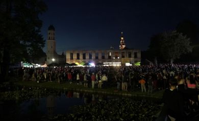 Zgromadzony tłum czeka na pokaz sztucznych ogni.