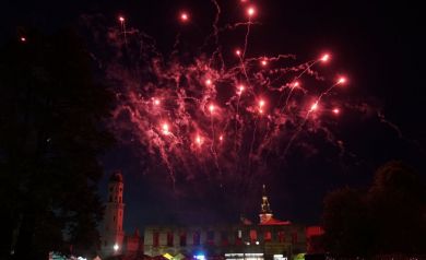 Pokaz sztucznych ogni. Na niebie czerwone światła.