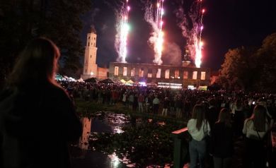 Publiczność ogląda pokaz sztucznych ogni. Na niebie różnokolorowe światła.