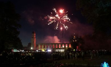 Zgromadzony tłum ogląda pokaz sztucznych ogni nad ruinami zamku.