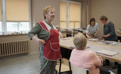 Uczestniczki przygotowują się do pracy.