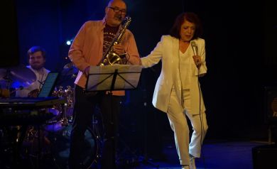 Dwóch artystów na scenie podczas Jazz Festiwal 