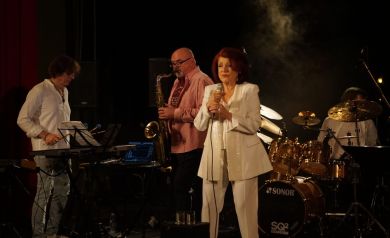 Czterech muzyków na scenie podczas koncertu 