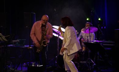 Przyjazna atmosfera wśród artystów na scenie, światło fioletowe 