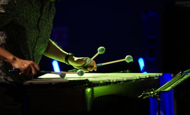 Zbliżenie na grającego wibrafonistę Dominika Bukowskiego