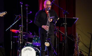 Szymon Łukowski gra na saksofonie