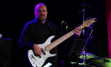 Paul Rutschka gra na gitarze basowej