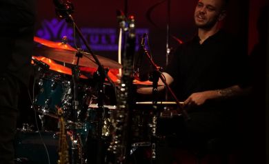 Zbliżenie na perkusistę Mikołaja Stańko