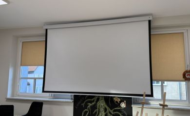 Zbliżenie na ekran projekcyjny - powiększ