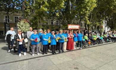Zdjęcie przedstawiające uczestników 5. Strzeleckiego Święta Seniorów. Uczestnicy znajdują się na Placu Żeromskiego w Strzelcach Opolskich.