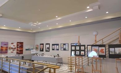 Zdjęcie przedstawia hol Strzeleckiego Ośrodka Kultury z przygotowanym poczęstunkiem.