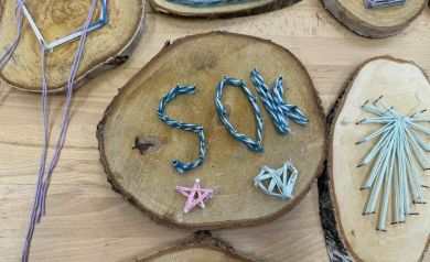 Dzieła wykonane podczas warsztatów string art. 