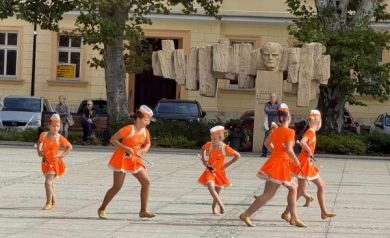 Na zdjęciu występ mażoretek na Placu Żeromskiego w Strzelcach Opolskich podczas 5. Strzeleckiego Święta Seniorów.