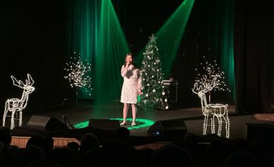 Młoda artystka na scenie wśród ozdób świątecznych