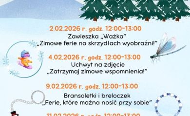 Plakat informacyjny w zimowej, niebieskiej kolorystyce z ilustracjami śniegu, choinek oraz zimowych motywów. Tytuł plakatu brzmi: „Ferie zimowe 2026 z Filią nr 1 w Strzelcach Opolskich”.
Plakat informuje o cyklu zajęć odbywających się w godzinach od 12:00 do 13:00.
2 lutego 2026 roku zaplanowano zajęcia pod nazwą „Zawieszka ‘Ważka’ – Zimowe ferie na skrzydłach wyobraźni”.
4 lutego 2026 roku odbędą się zajęcia „Uchwyt na zdjęcie – Zatrzymaj zimowe wspomnienia”.
9 lutego 2026 roku zaplanowano warsztaty „Bransoletki i breloczek – Ferie, które można nosić przy sobie”.
11 lutego 2026 roku odbędą się zajęcia „Drzewko szczęścia – Niech szczęście zakwitnie tej zimy”.
Na plakacie podano informację o zapisach w Filii nr 1 lub telefonicznie pod numerem 77 461 00 66.
Na dole plakatu znajduje się informacja, że udział w zajęciach jest równoznaczny z wyrażeniem zgody na upublicznianie wizerunku oraz logotypy organizatorów. - powiększ