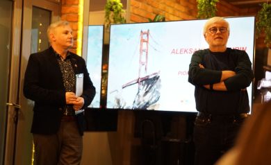 Dwaj mężczyźni opowiadają o wystawie