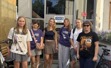 <p>Siedem dziewcząt podczas zdjęcia grupowego przed wejściem do telewizji TVP 3 Opole. </p>
