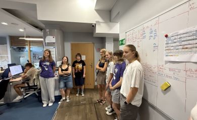 Młodzież biorąca udział w wycieczce w wnętrzu telewizji TVP 3. 