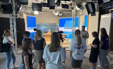 Na zdjęciu widać młodzież w studio Kuriera Opolskiego i mężczyznę, który do nich przemawia. - powiększ
